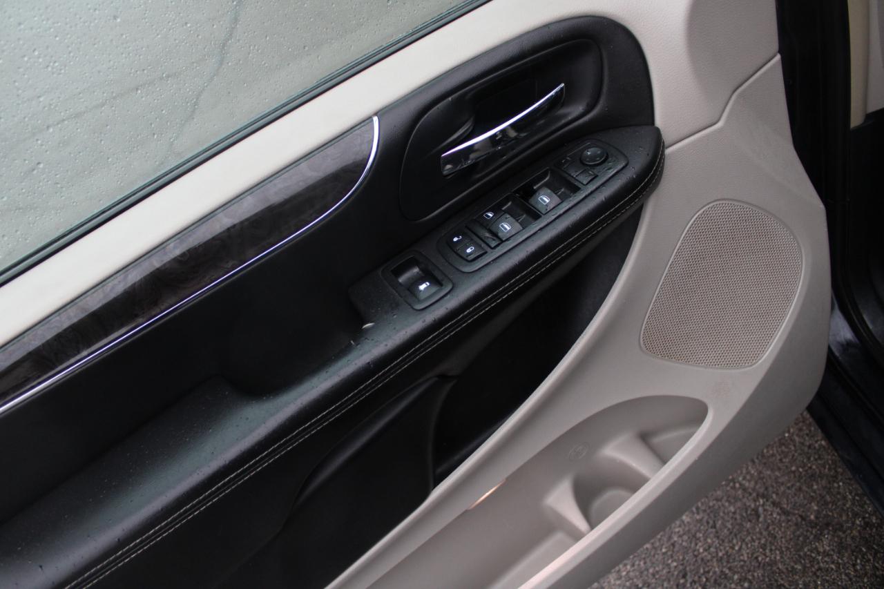 Chrysler Town & Country 4dr Wgn Touring-L 2011