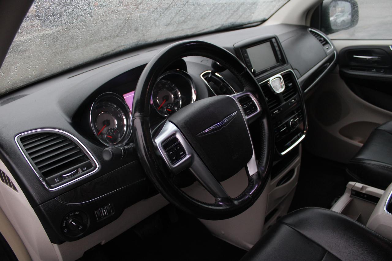 Chrysler Town & Country 4dr Wgn Touring-L 2011