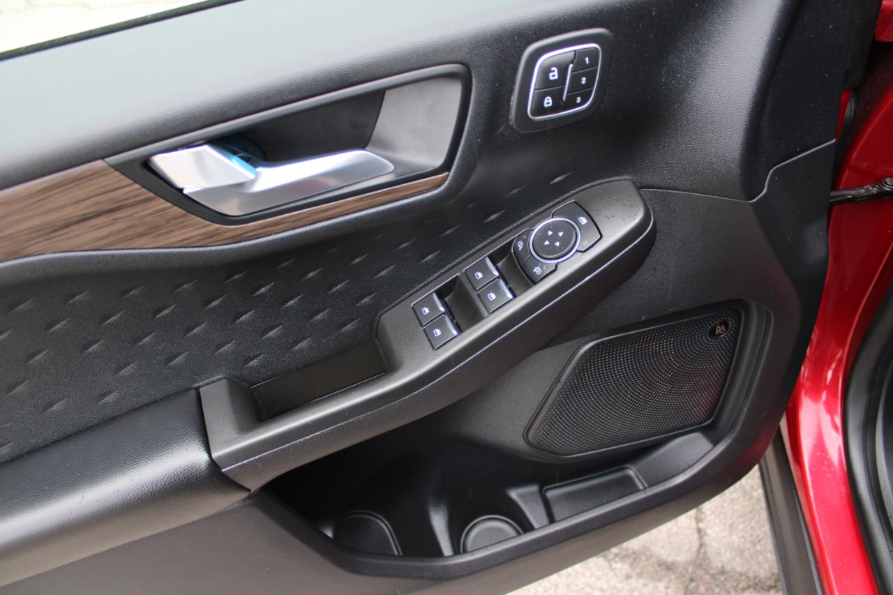 Ford Escape Titanium Hybrid FWD 2020