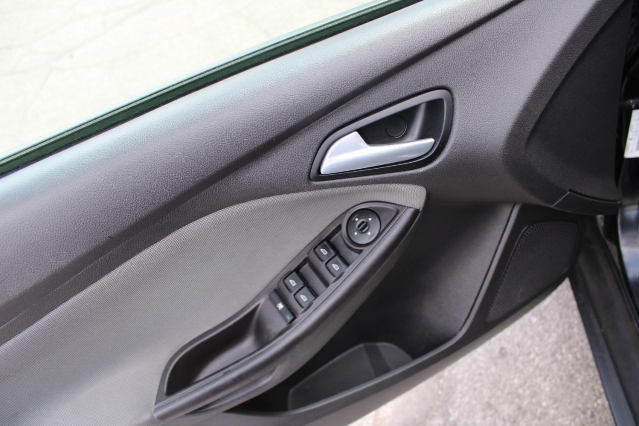 Ford Focus 4dr Sdn SE 2013