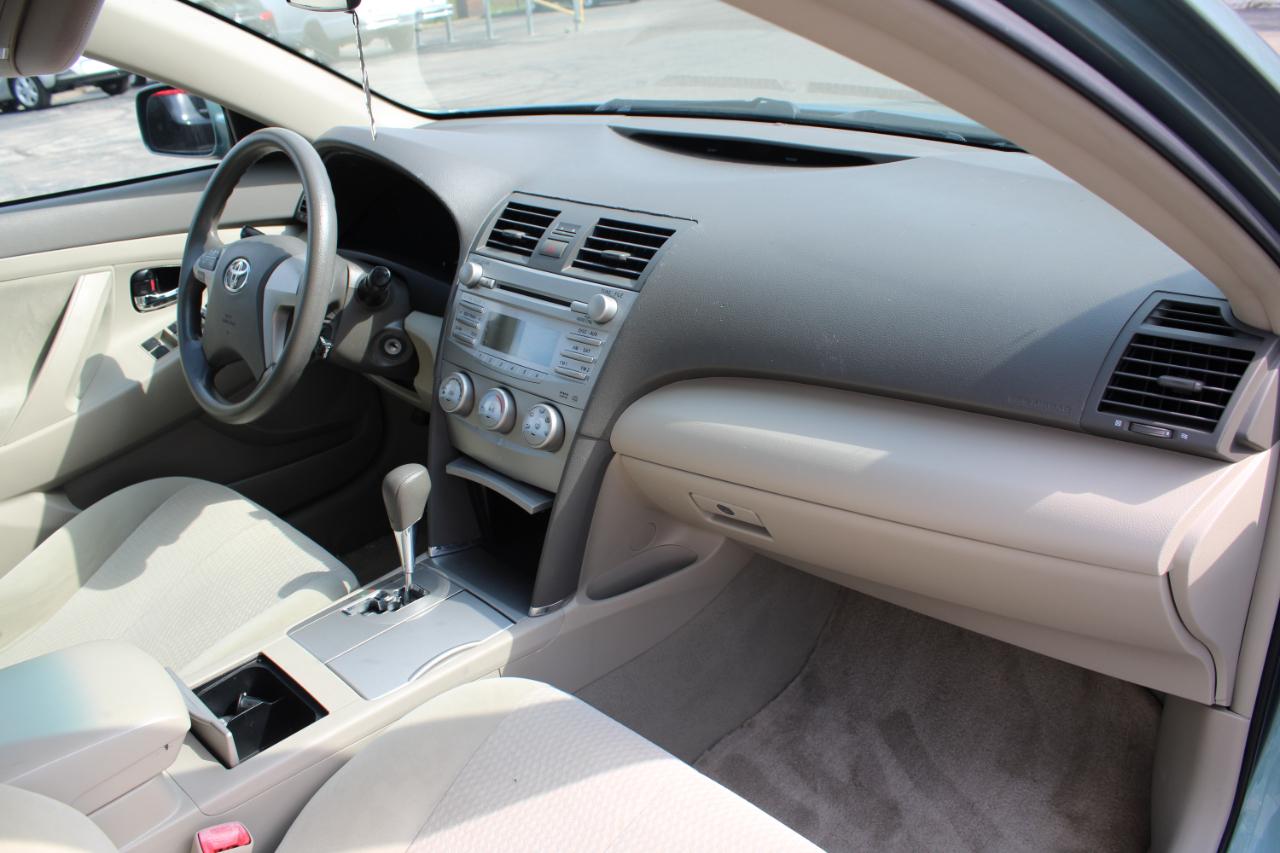 Toyota Camry 4dr Sdn I4 Man (Natl) 2010