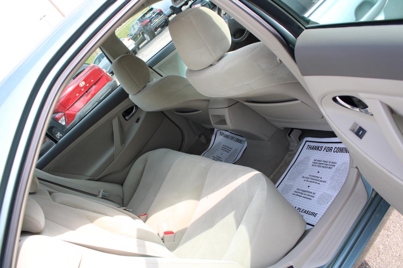 Toyota Camry 4dr Sdn I4 Man (Natl) 2010