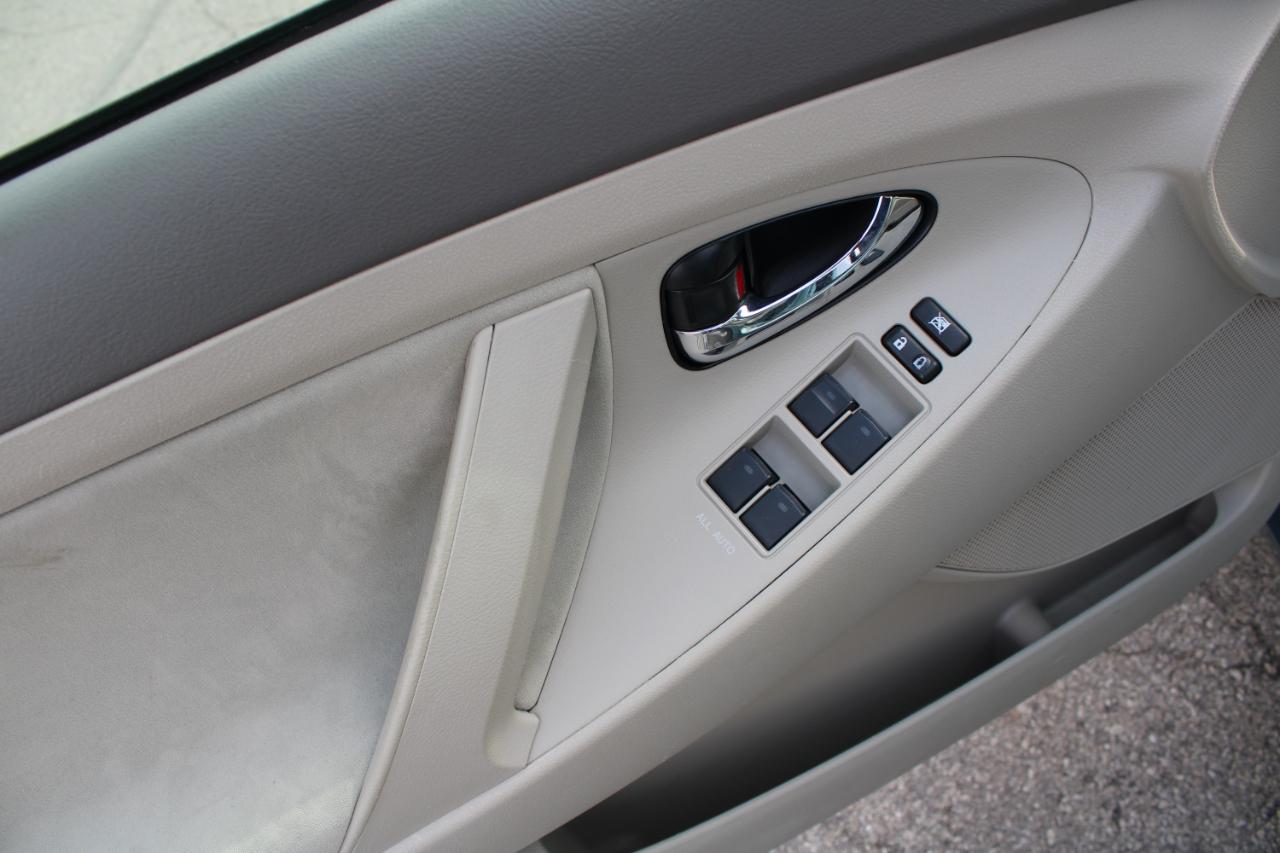 Toyota Camry 4dr Sdn I4 Man (Natl) 2010