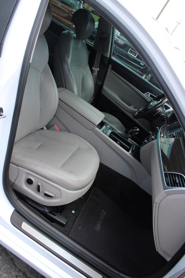 Hyundai Genesis 4dr Sdn V6 3.8L RWD 2016