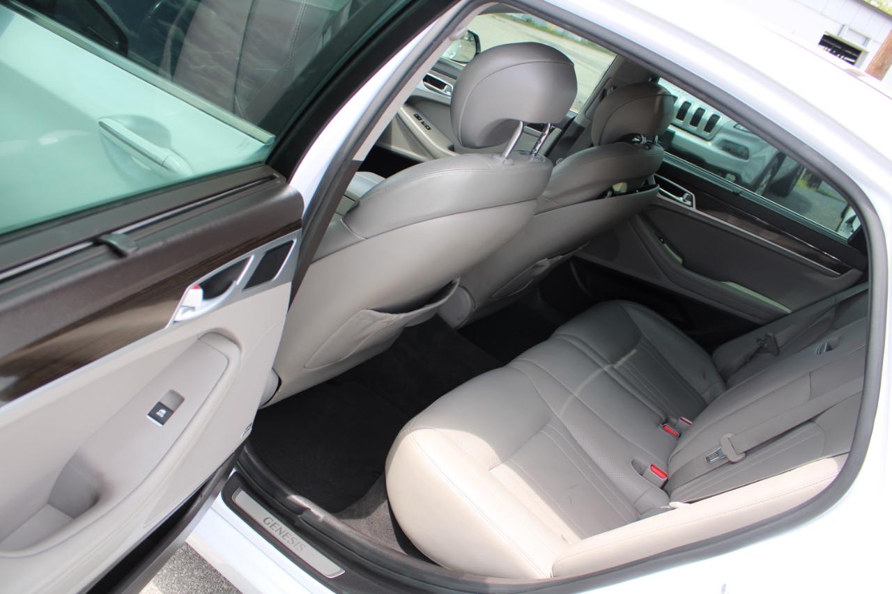 Hyundai Genesis 4dr Sdn V6 3.8L RWD 2016