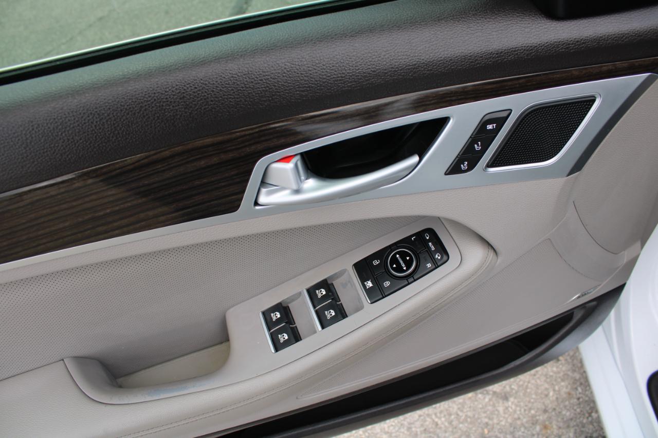 Hyundai Genesis 4dr Sdn V6 3.8L RWD 2016
