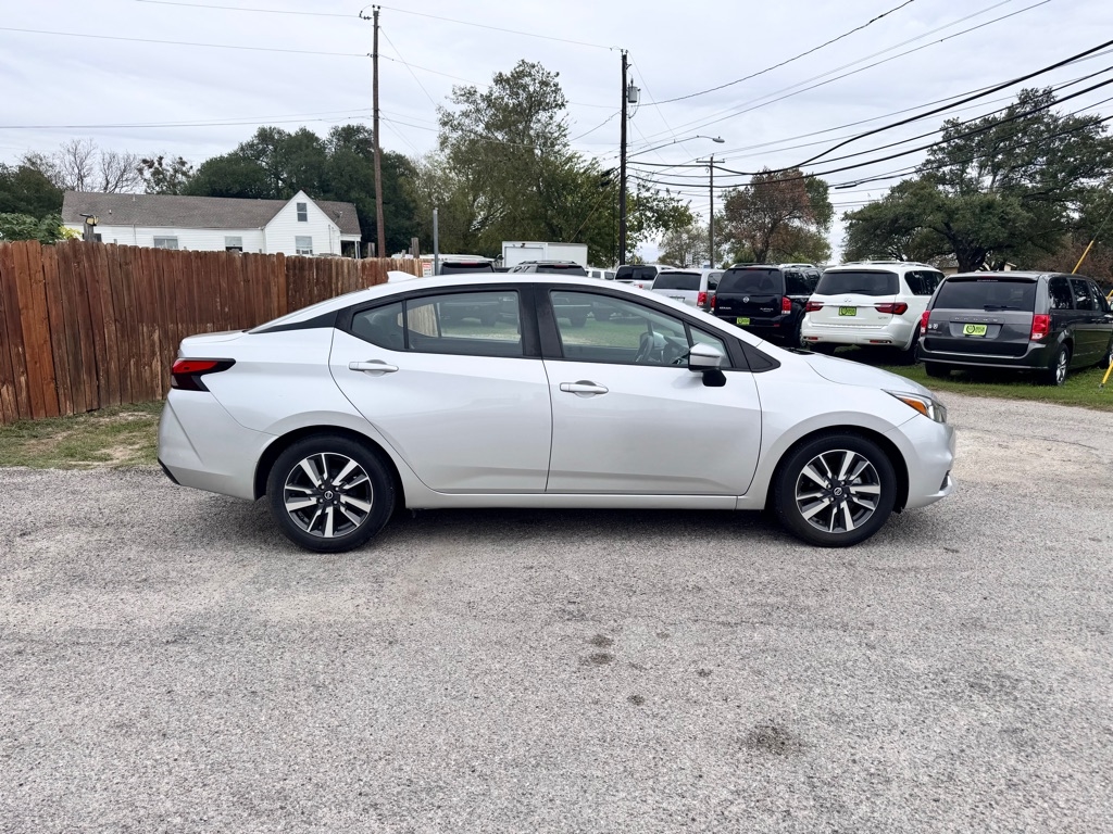 Nissan Versa  2021