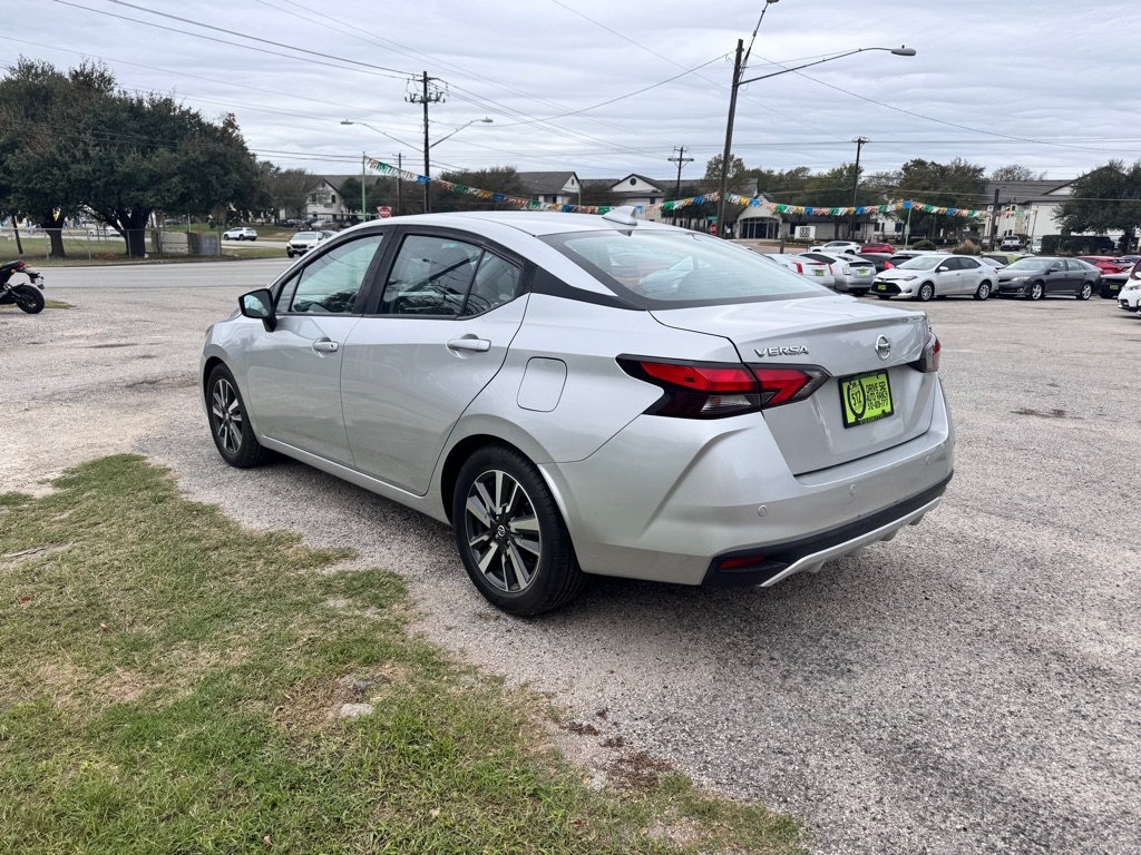 Nissan Versa  2021