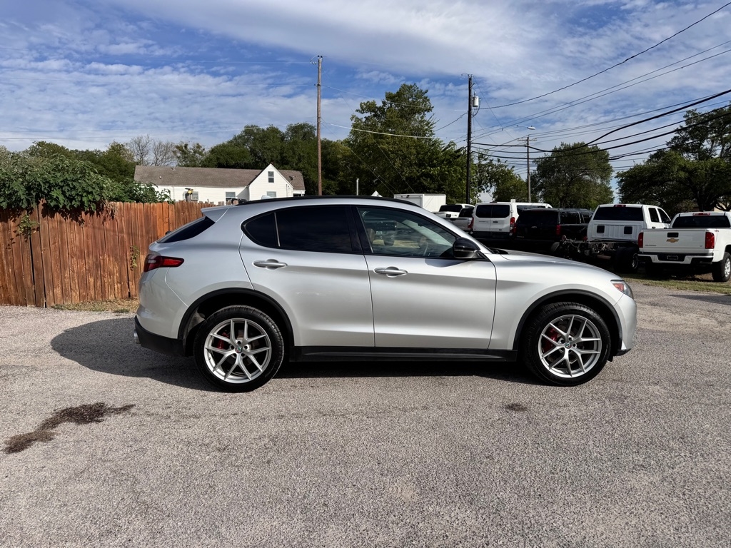 2018 Alfa Romeo Stelvio Sport photo 3