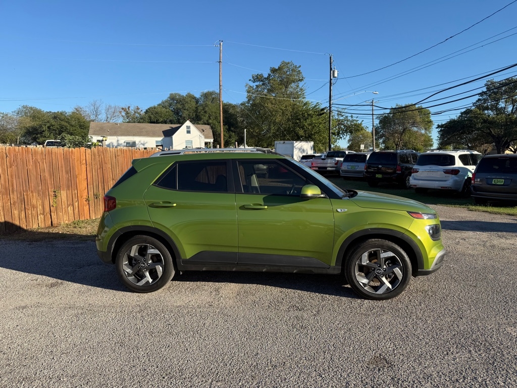 2023 Hyundai Venue SEL photo 2