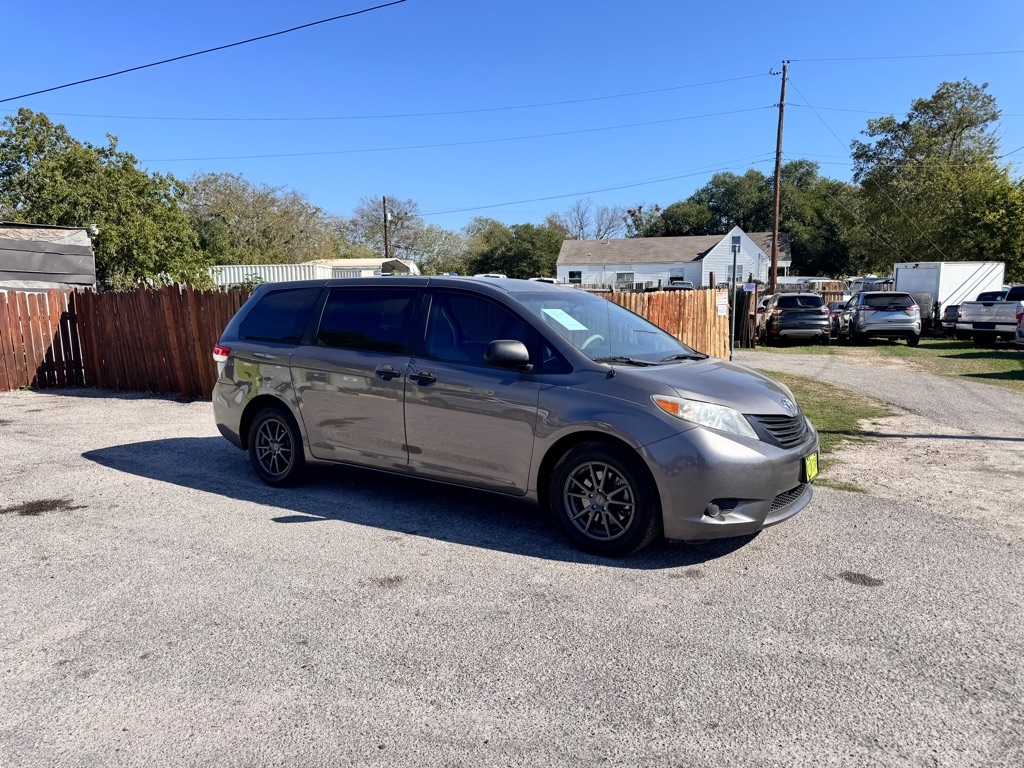 2014 Toyota Sienna photo 2