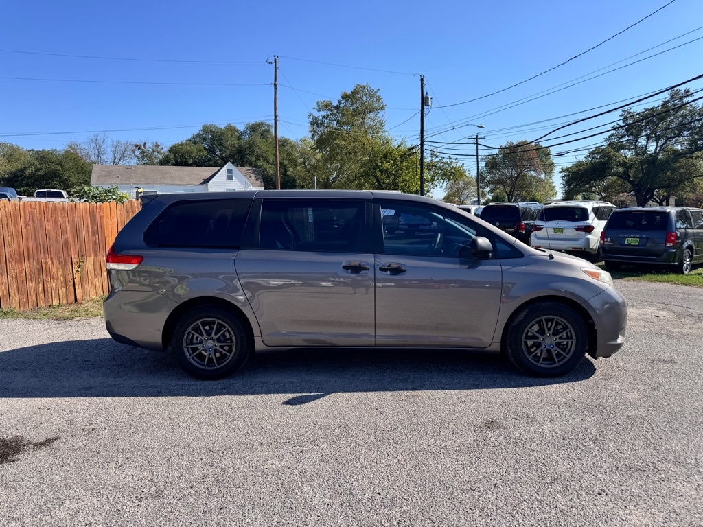 2014 Toyota Sienna photo 3