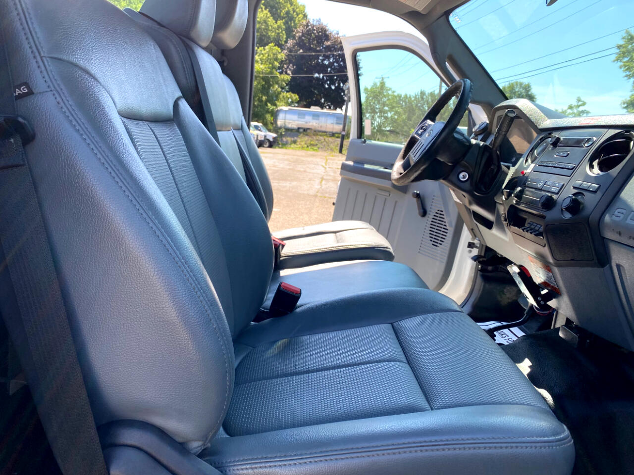 Ford Super Duty F-550 DRW 4WD Reg Cab 141" WB 60" CA XL 2016 Ford Super Duty F-550 DRW 4WD Reg Cab 141" WB 60" CA XL 2016