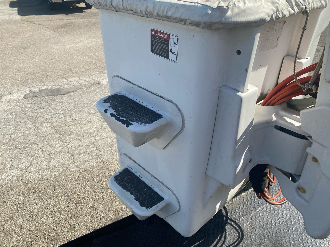 Ford Super Duty F-550 DRW 4WD Reg Cab 141" WB 60" CA XLT 2011 Ford Super Duty F-550 DRW 4WD Reg Cab 141" WB 60" CA XLT 2011