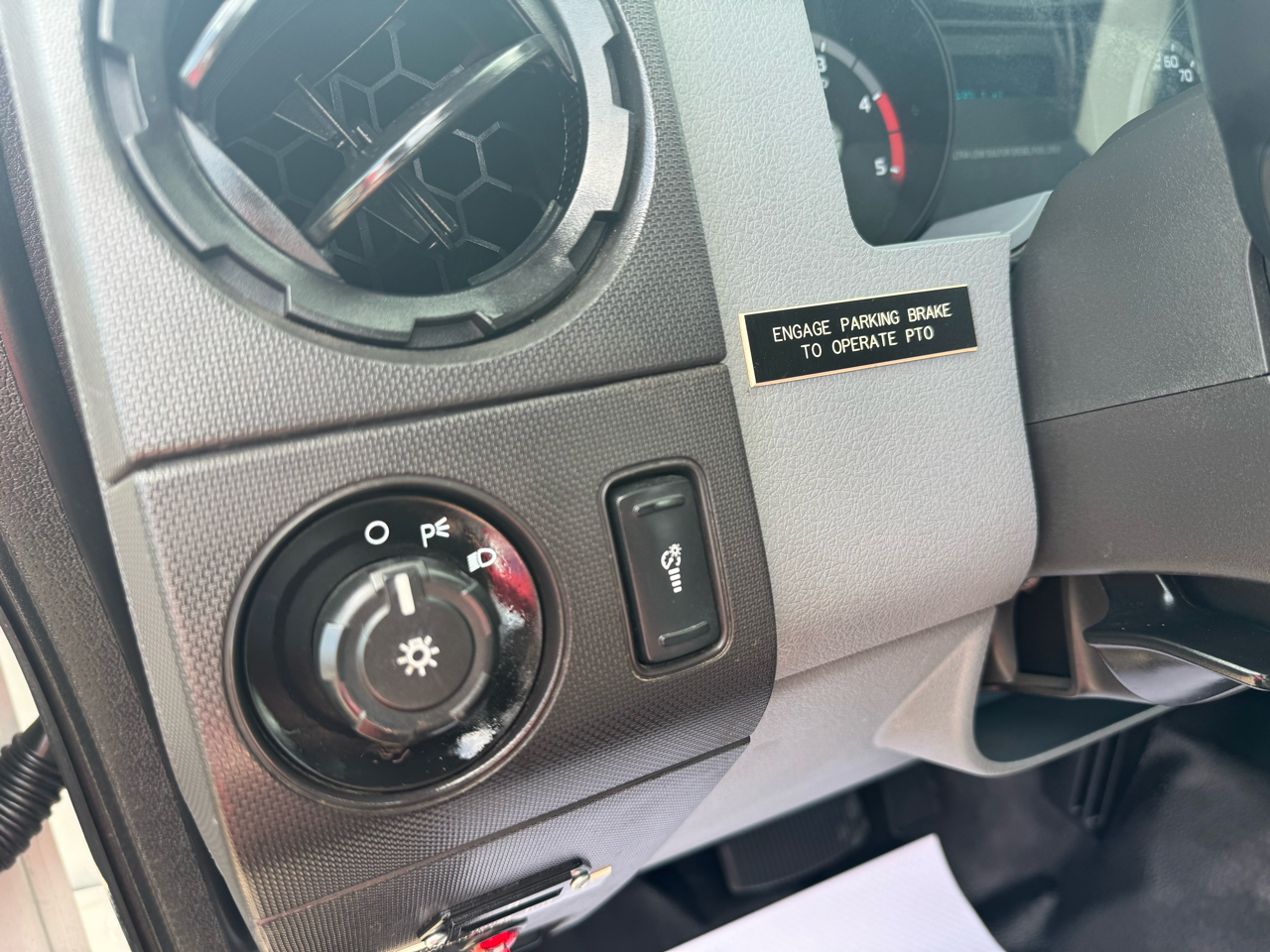 Ford Super Duty F-550 DRW 2WD Reg Cab 189" WB 108" CA XL 2015 Ford Super Duty F-550 DRW 2WD Reg Cab 189" WB 108" CA XL 2015