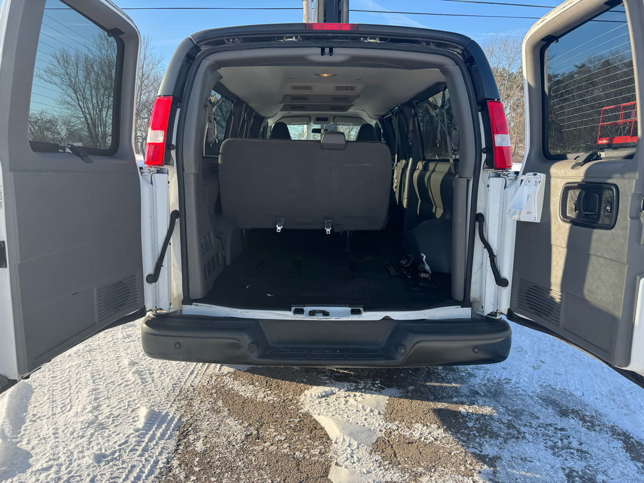 Chevrolet Express Passenger RWD 3500 155" LS 2019