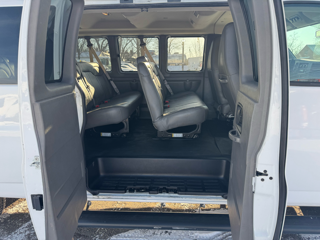 Chevrolet Express Passenger RWD 3500 155" LS 2019