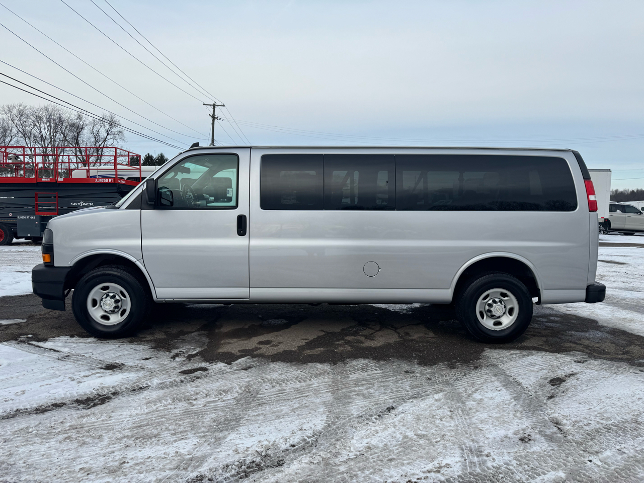 Chevrolet Express Passenger RWD 3500 155" LS 2020