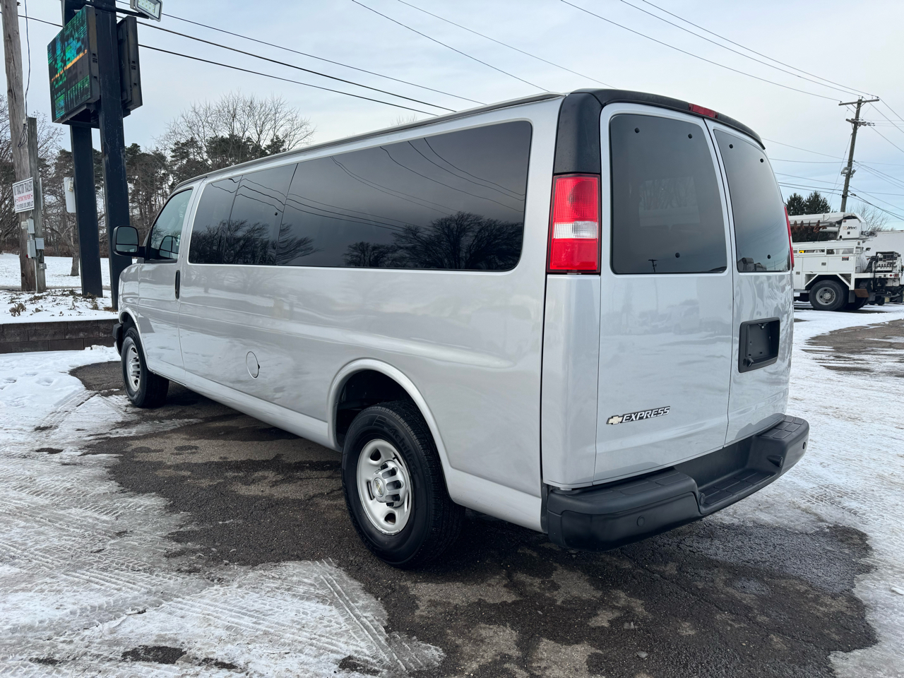 Chevrolet Express Passenger RWD 3500 155" LS 2020