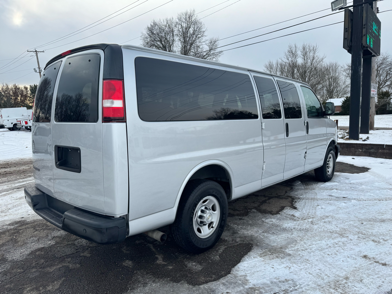 Chevrolet Express Passenger RWD 3500 155" LS 2020