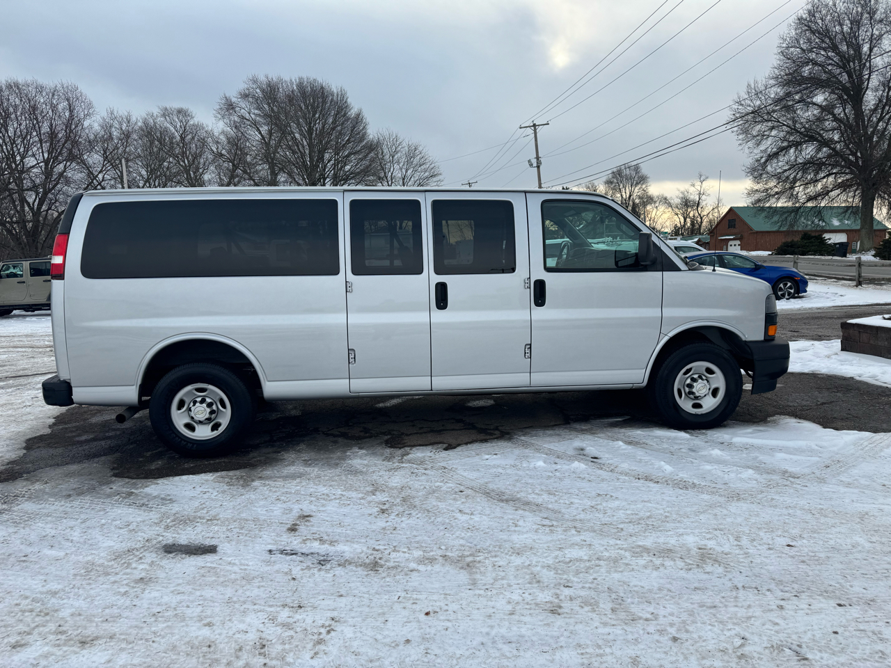Chevrolet Express Passenger RWD 3500 155" LS 2020
