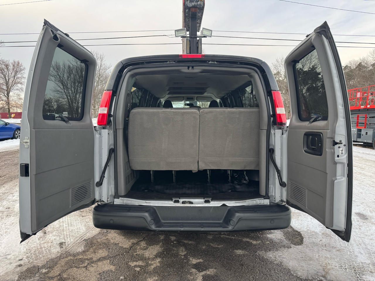 Chevrolet Express Passenger RWD 3500 155" LS 2020