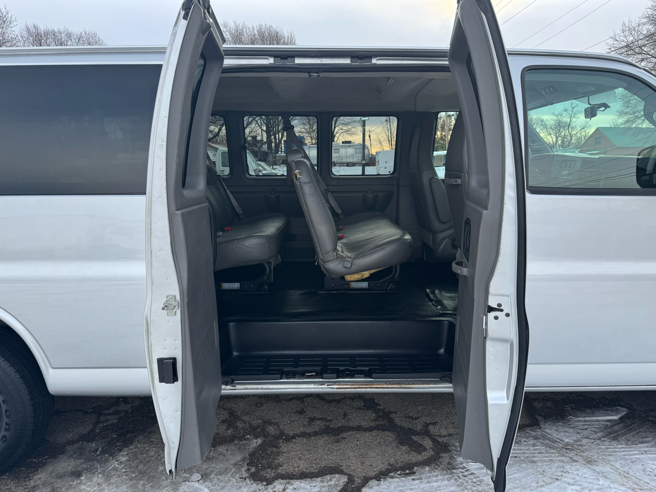 Chevrolet Express Passenger RWD 3500 155" LS 2020