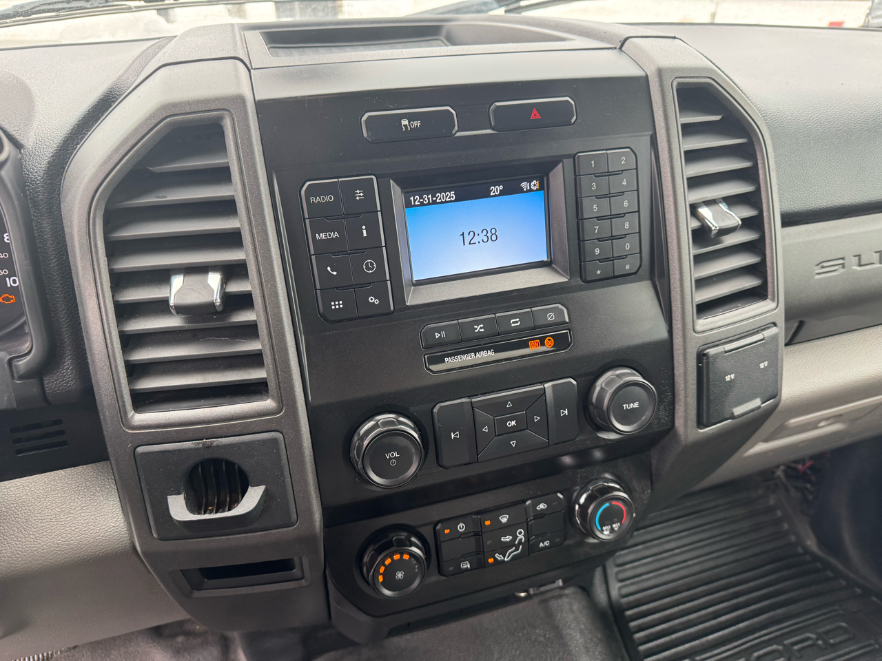 Ford Super Duty F-450 DRW XLT 2WD Reg Cab 145" WB 60" CA 2020