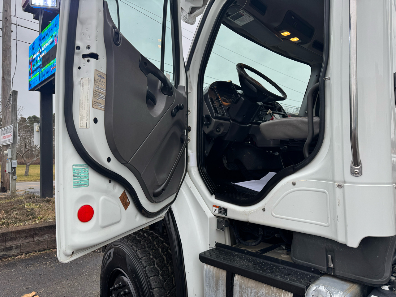 Freightliner M2 106  2014