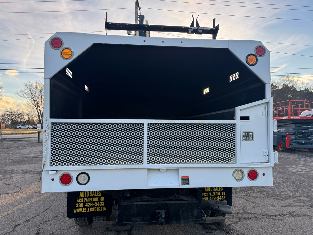 Ford Super Duty F-550 DRW 4WD Crew Cab 176" WB 60" CA Lariat 2015