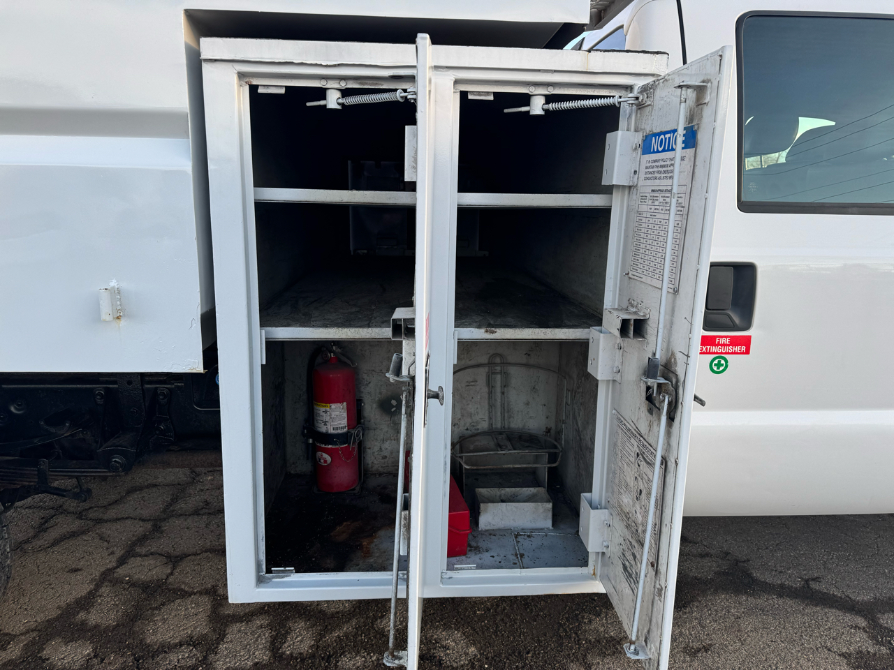 Ford Super Duty F-550 DRW 4WD Crew Cab 176" WB 60" CA Lariat 2015