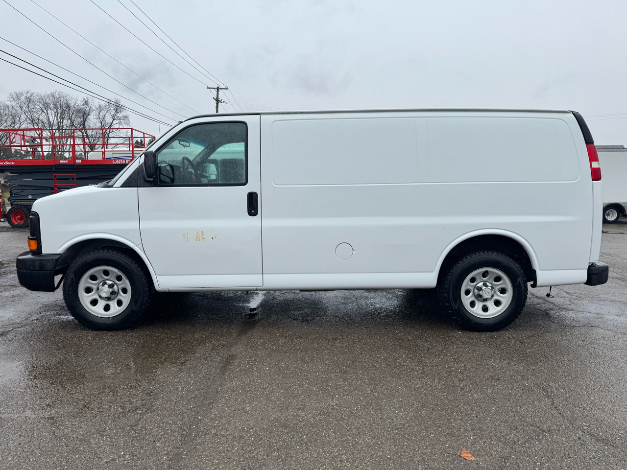 Chevrolet Express Cargo Van RWD 1500 135" 2013