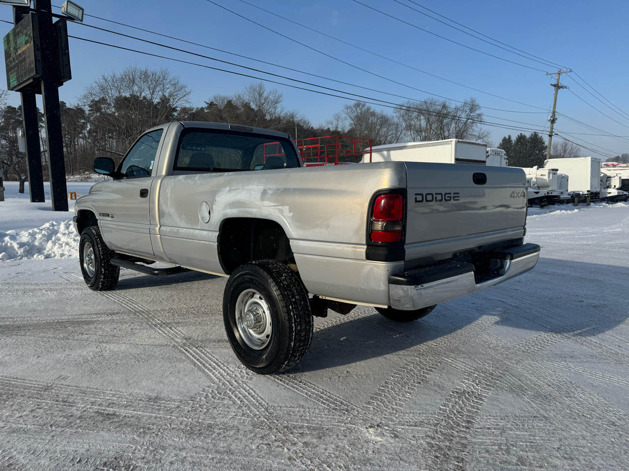 Dodge Ram 2500 2dr Reg Cab 135" WB HD 4WD 2001