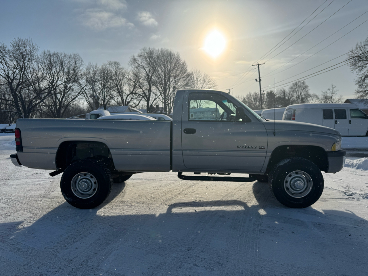 Dodge Ram 2500 2dr Reg Cab 135" WB HD 4WD 2001