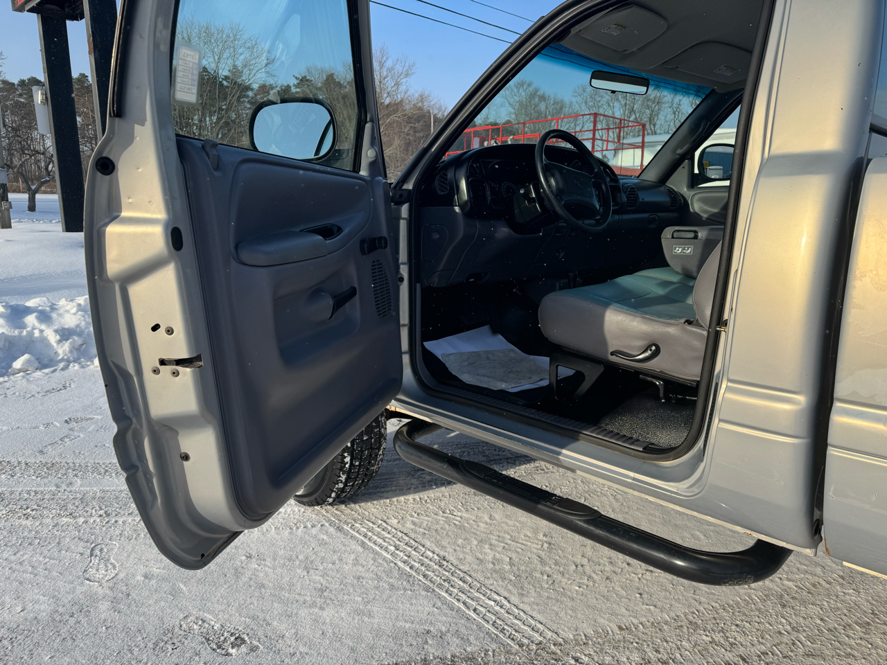 Dodge Ram 2500 2dr Reg Cab 135" WB HD 4WD 2001