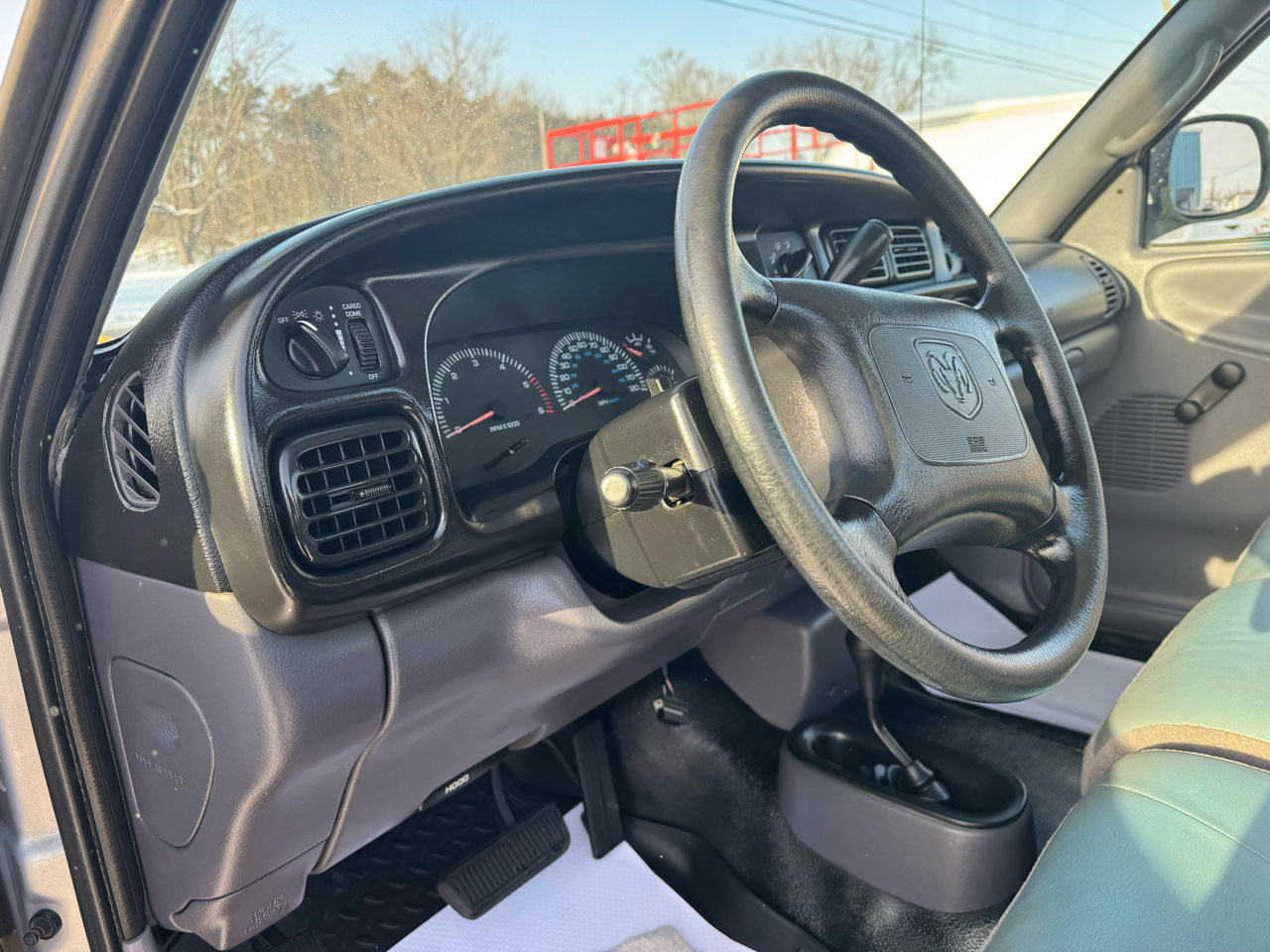 Dodge Ram 2500 2dr Reg Cab 135" WB HD 4WD 2001