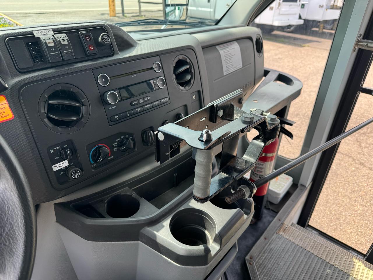 Ford Econoline Commercial Cutaway E-350 Super Duty 138" DRW 2015