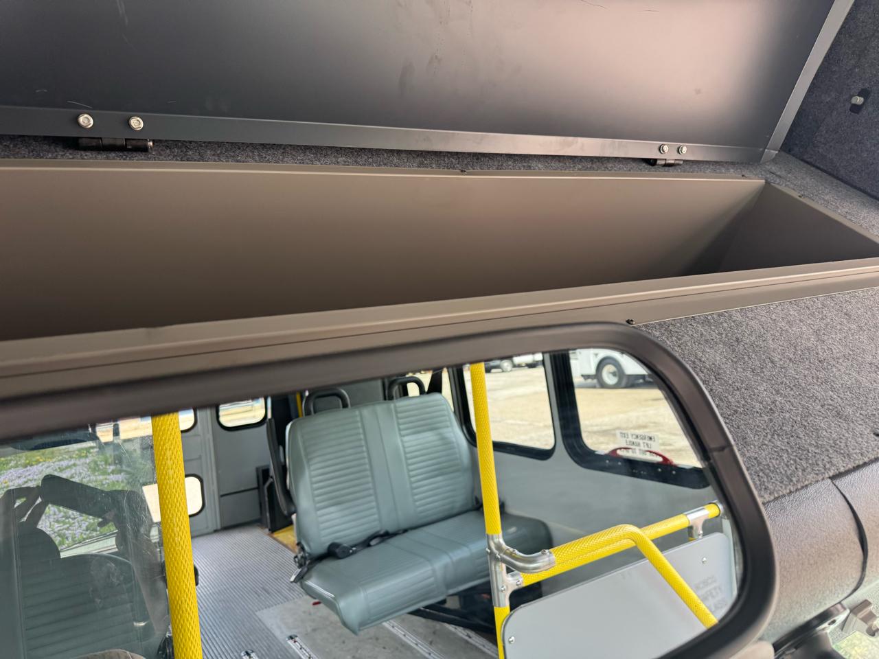 Ford Econoline Commercial Cutaway E-350 Super Duty 138" DRW 2015