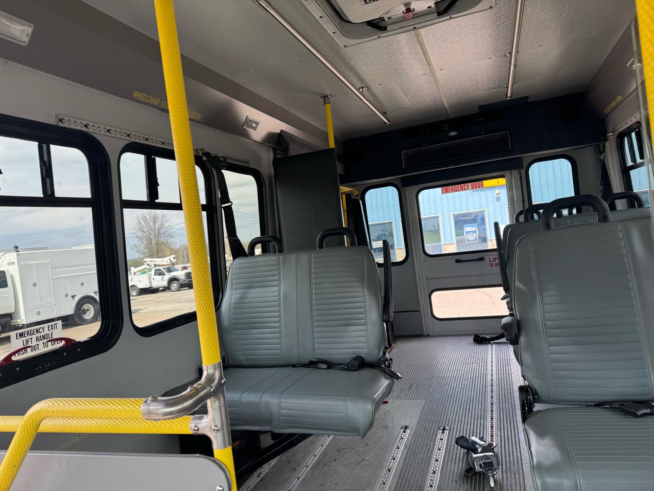 Ford Econoline Commercial Cutaway E-350 Super Duty 138" DRW 2015