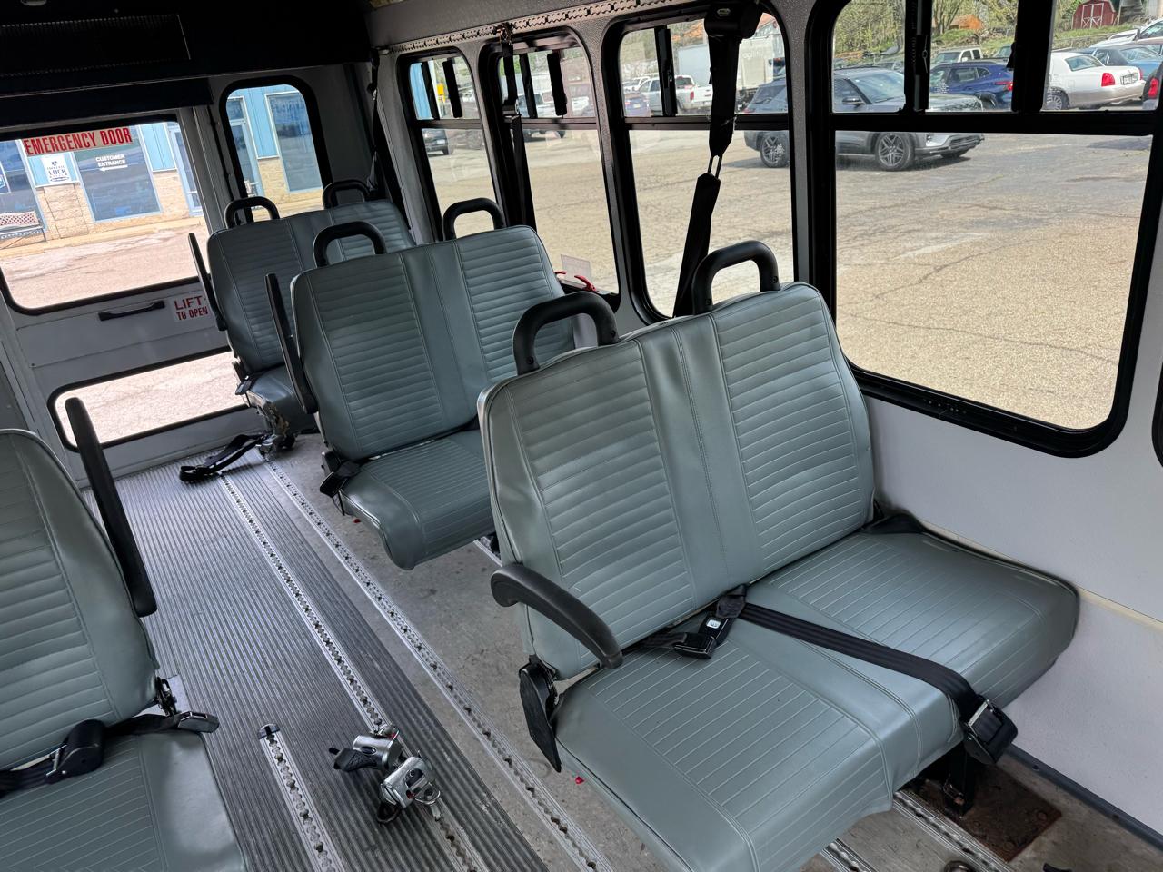 Ford Econoline Commercial Cutaway E-350 Super Duty 138" DRW 2015