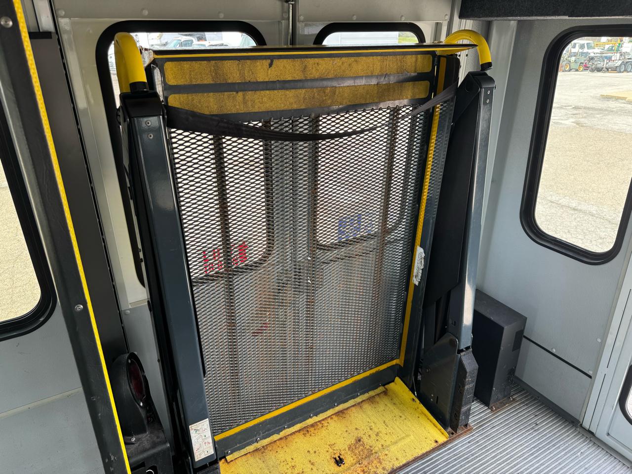 Ford Econoline Commercial Cutaway E-350 Super Duty 138" DRW 2015