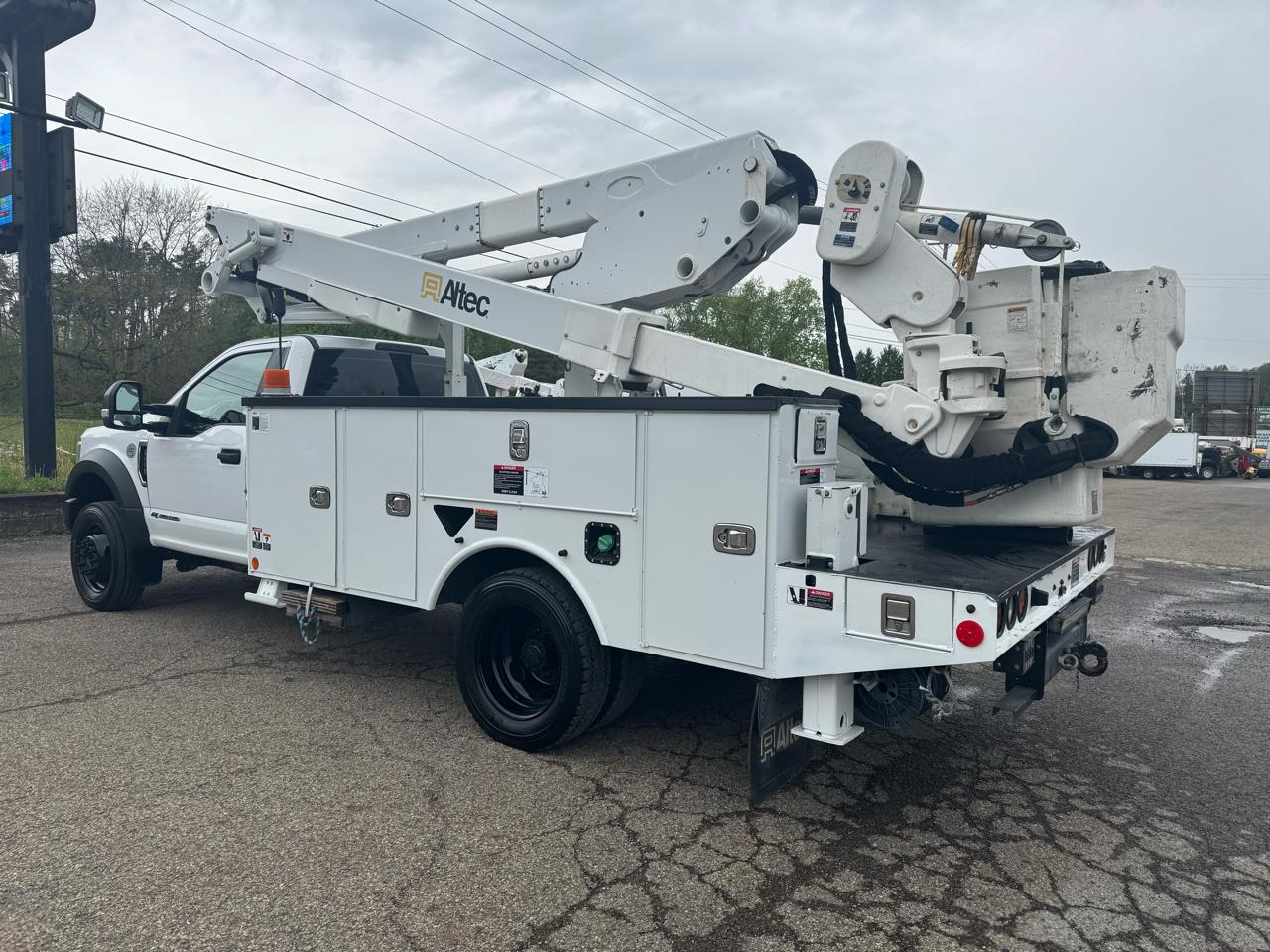 Ford Super Duty F-550 DRW XL 4WD Reg Cab 169" WB 84" CA 2019