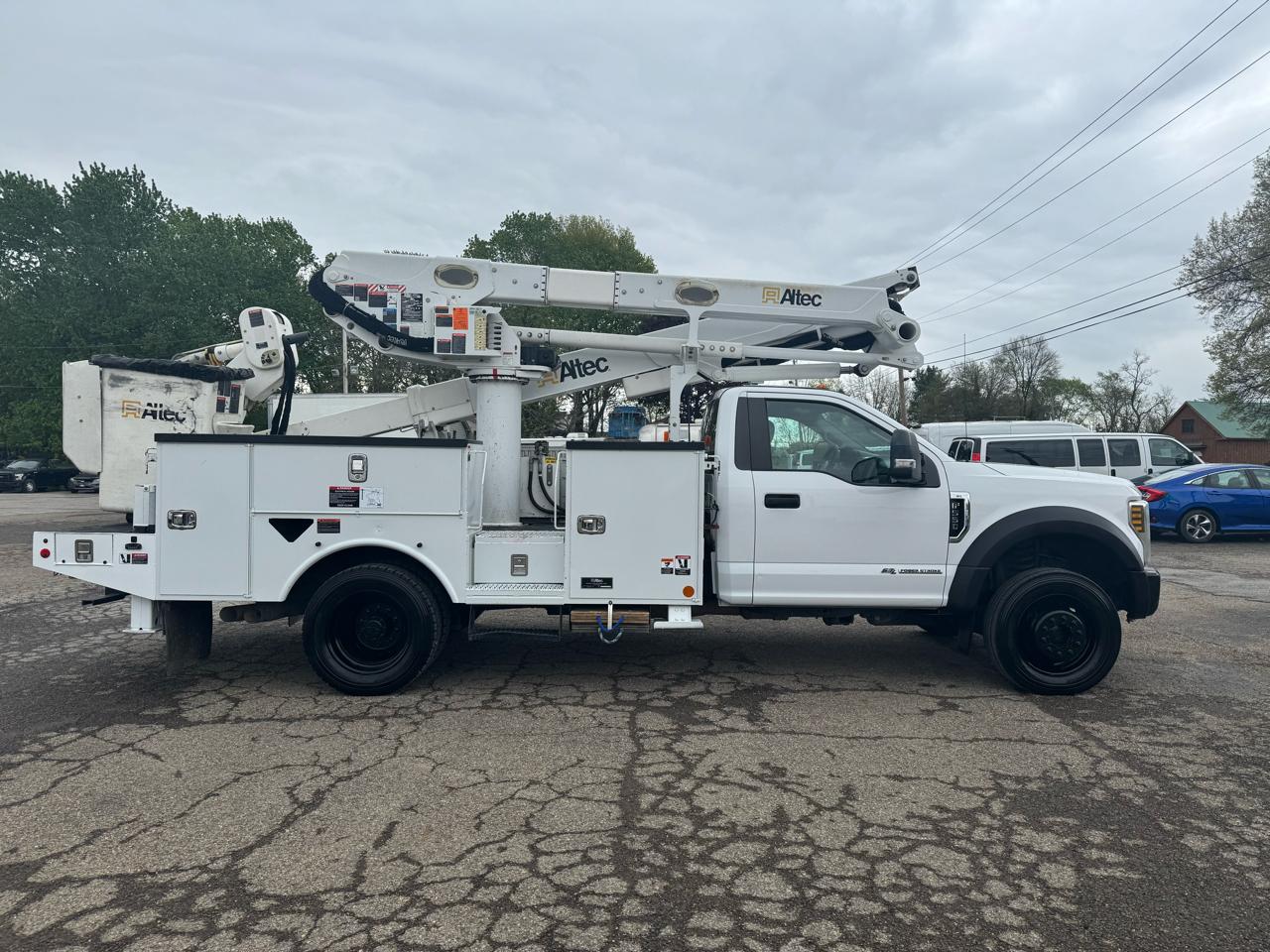 Ford Super Duty F-550 DRW XL 4WD Reg Cab 169" WB 84" CA 2019