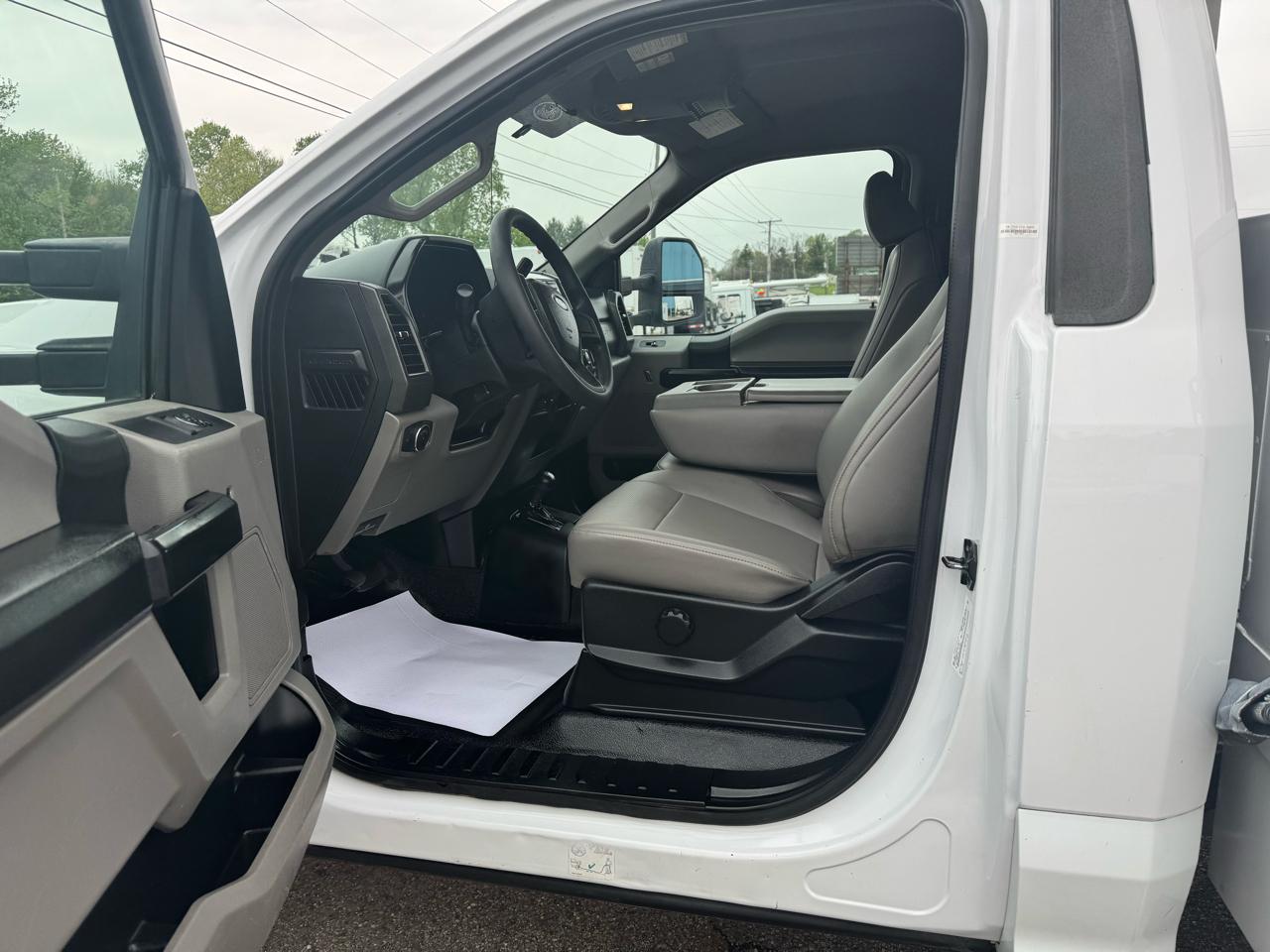 Ford Super Duty F-550 DRW XL 4WD Reg Cab 169" WB 84" CA 2019