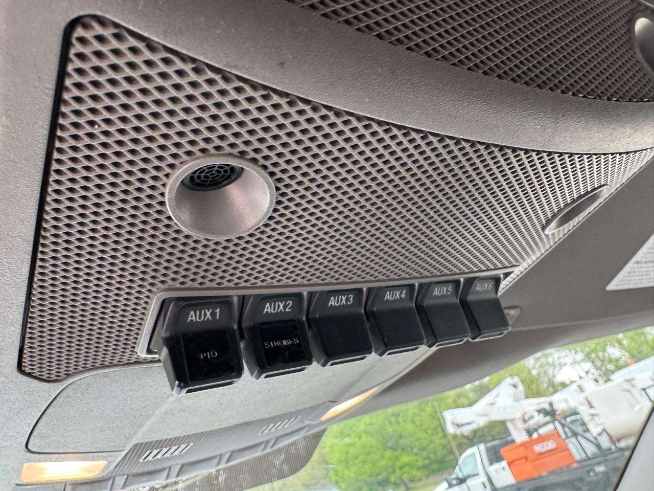 Ford Super Duty F-550 DRW XL 4WD Reg Cab 169" WB 84" CA 2019