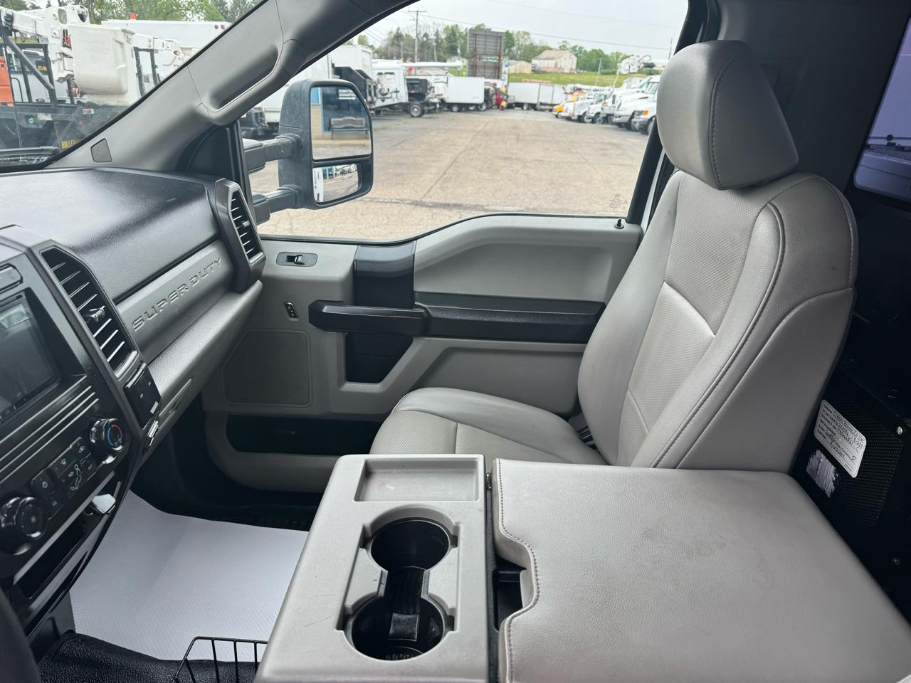 Ford Super Duty F-550 DRW XL 4WD Reg Cab 169" WB 84" CA 2019