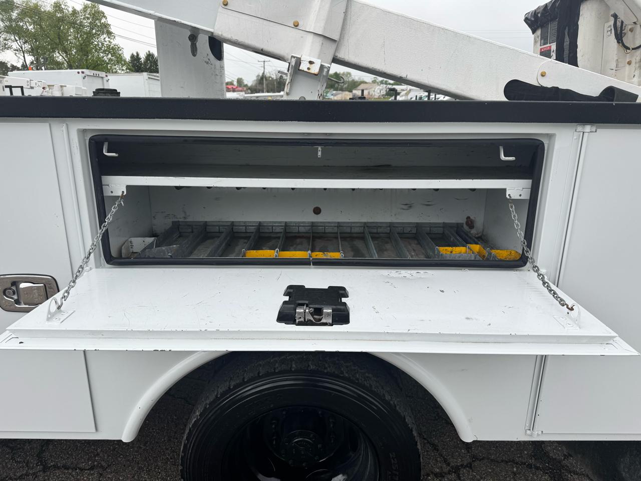 Ford Super Duty F-550 DRW XL 4WD Reg Cab 169" WB 84" CA 2019