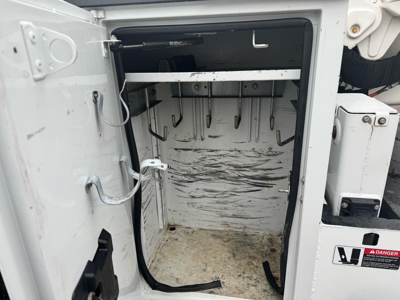 Ford Super Duty F-550 DRW XL 4WD Reg Cab 169" WB 84" CA 2019