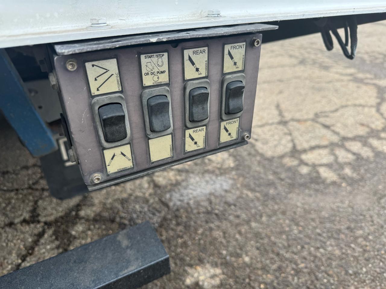Ford Super Duty F-550 DRW XL 4WD Reg Cab 169" WB 84" CA 2019
