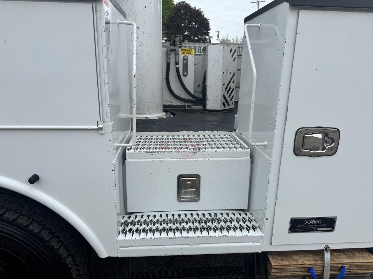 Ford Super Duty F-550 DRW XL 4WD Reg Cab 169" WB 84" CA 2019